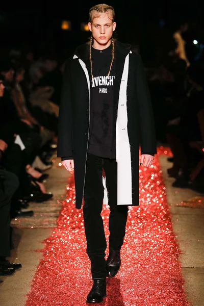 Look 19